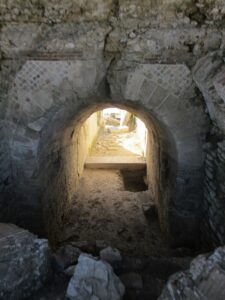 Θέατρο, κεντρική είσοδος