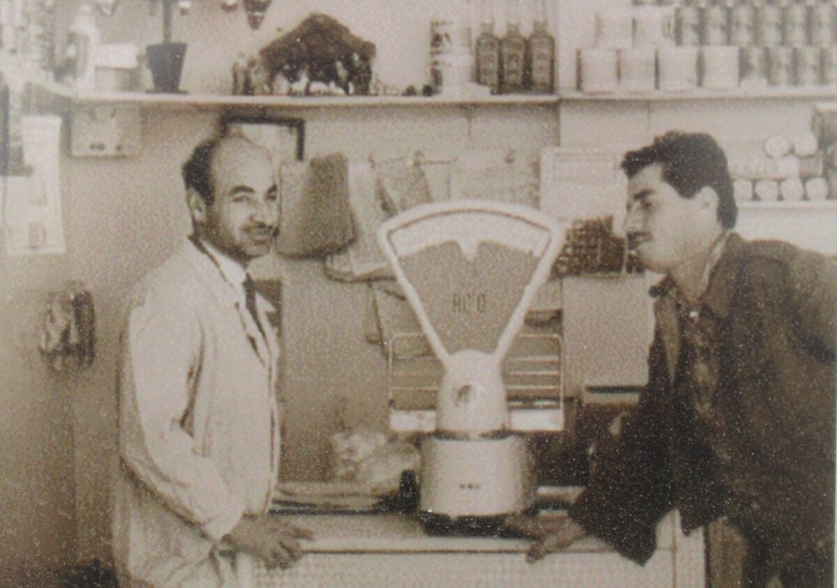 Ασσύριος στο μαγαζί του στην Αθήνα